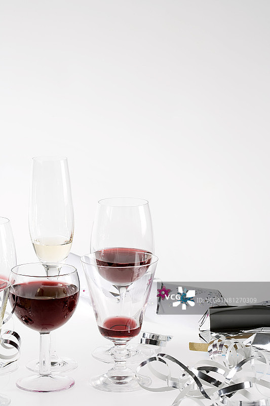 葡萄酒、香槟与彩带和圣诞拉炮图片素材