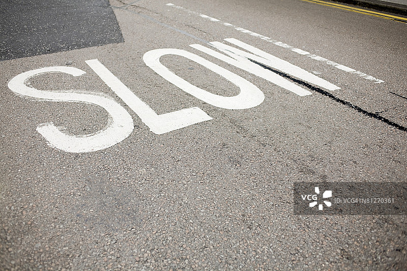 减速慢行警告图片素材
