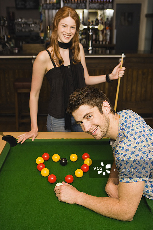 情侣用台球摆出爱心形状图片素材