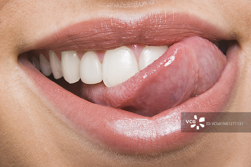 笑容满面的女人舔嘴唇图片素材