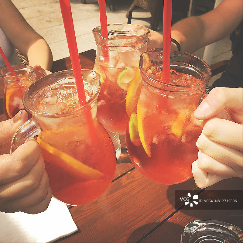 女孩们一起喝冰茶图片素材