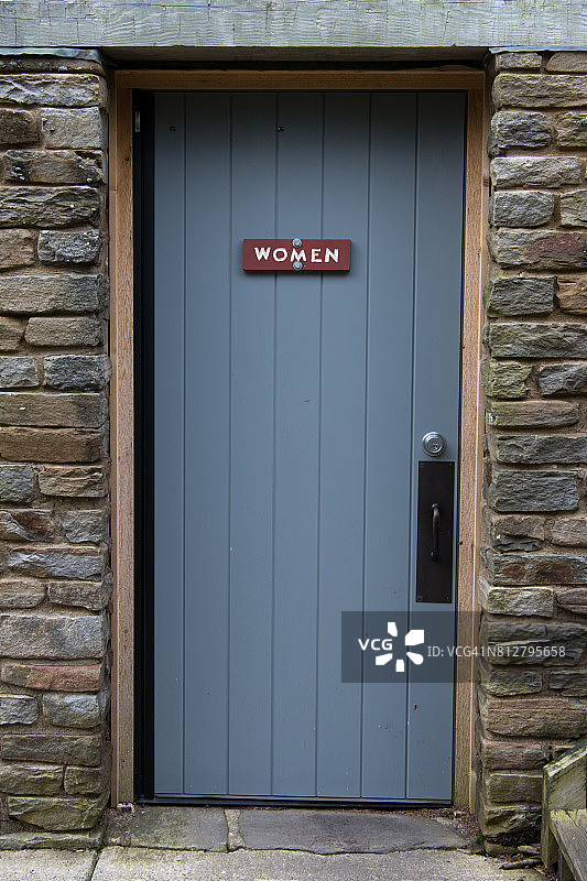 乡村风格女洗手间门图片素材