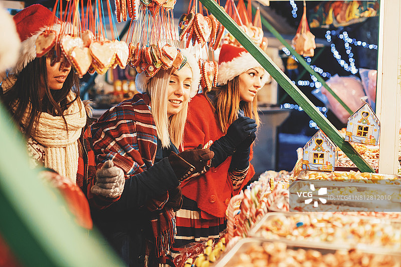 购物中的女孩朋友图片素材