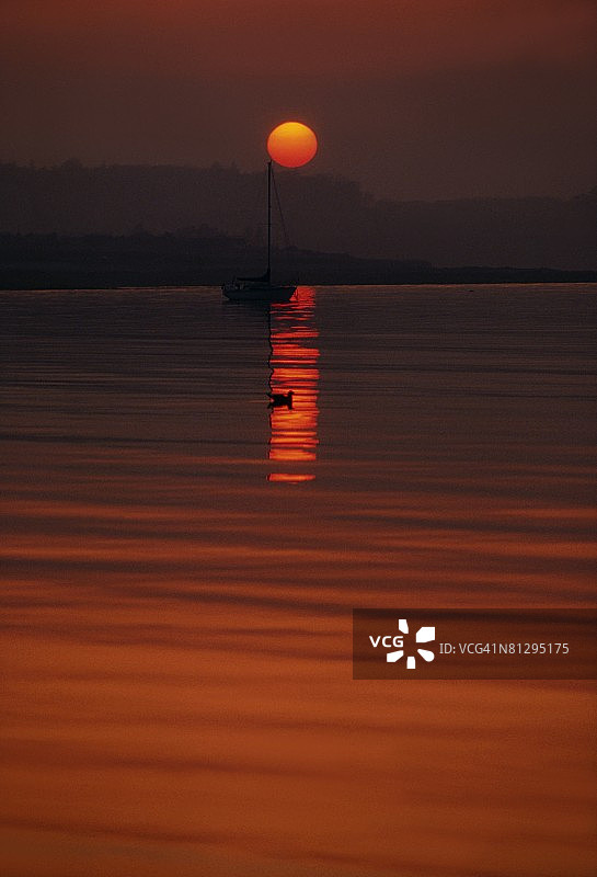 爱尔兰都柏林斯凯里群岛的日落与大海图片素材