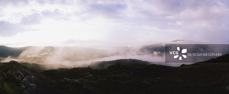 爱尔兰科克郡格兰加里夫卡哈山口的清晨薄雾图片素材