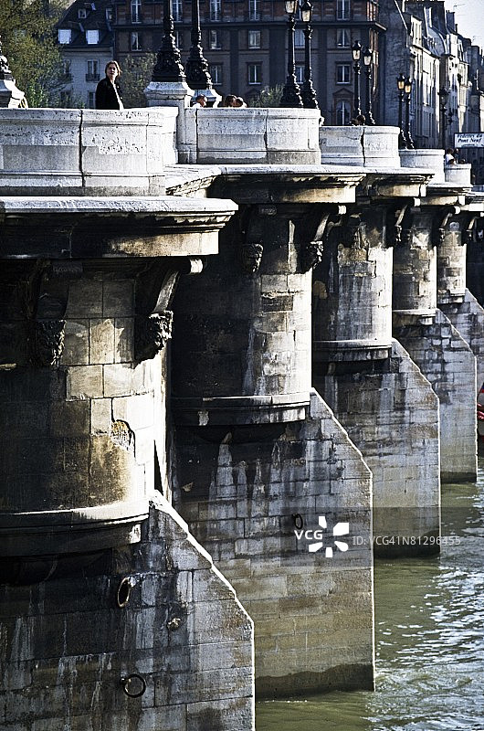 法国巴黎塞纳河上的桥梁图片素材