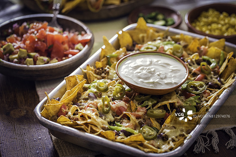 纳乔玉米片配莎莎酱及墨西哥辣椒图片素材