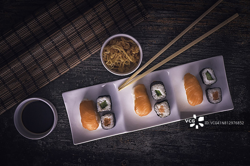 寿司和握寿司拼盘图片素材
