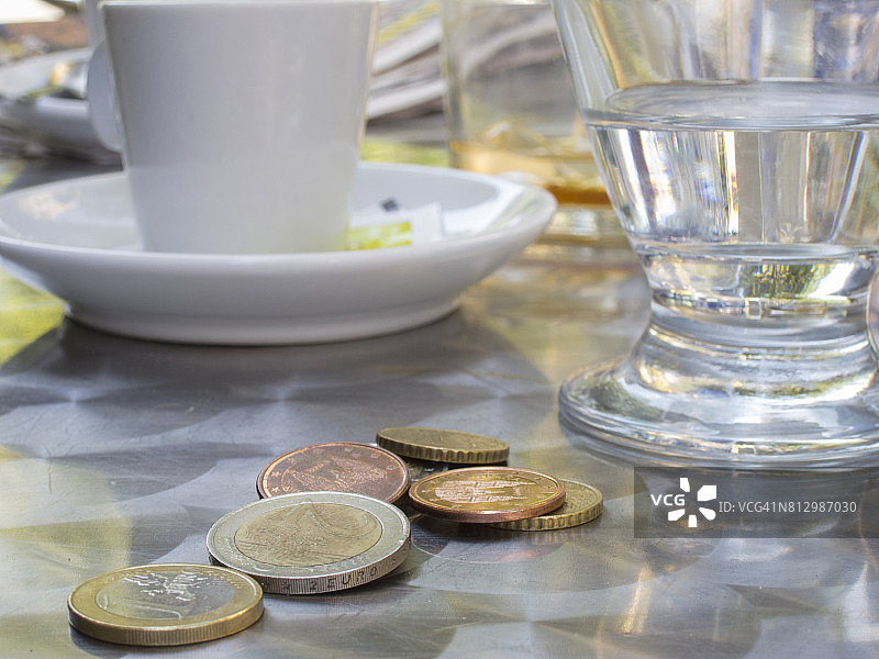 西班牙餐厅桌上的欧元硬币特写图片素材