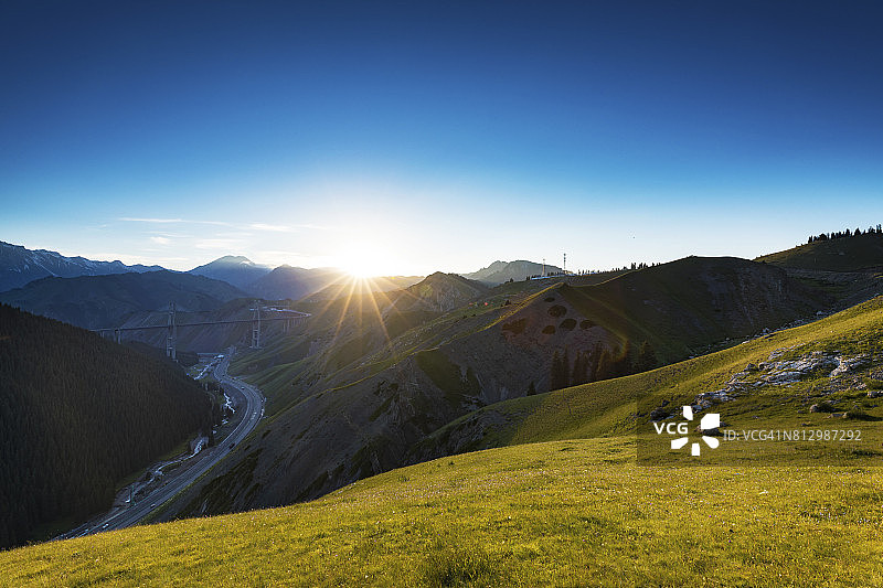 中国新疆果子沟大桥图片素材