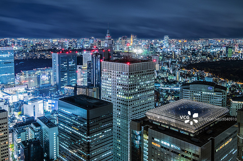 从新宿东京都厅大厦眺望日本城市景观图片素材