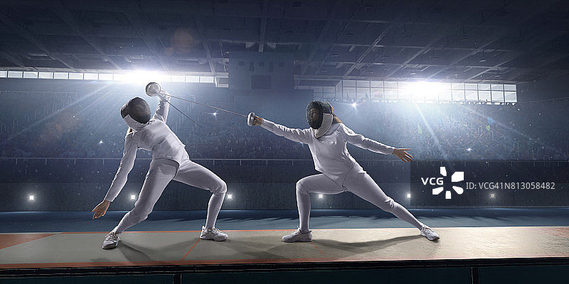 在大型专业舞台上的女子击剑比赛图片素材