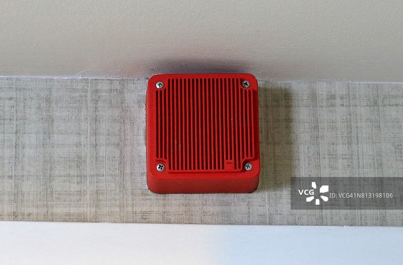 安装在墙上的室内烟雾探测器和警报器图片素材