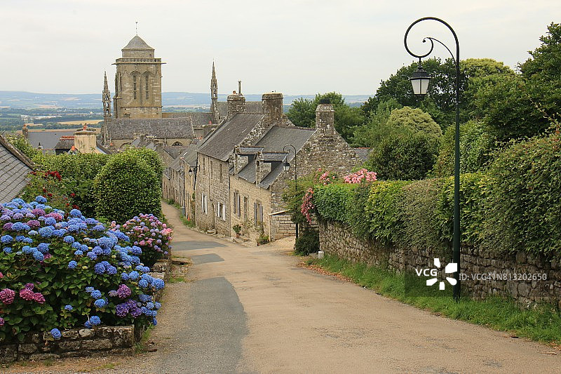 从西布列塔尼洛克罗南小镇山丘上看到的景色图片素材