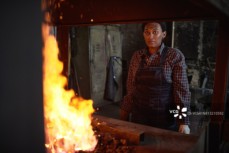 坚强的黑人女性图片素材