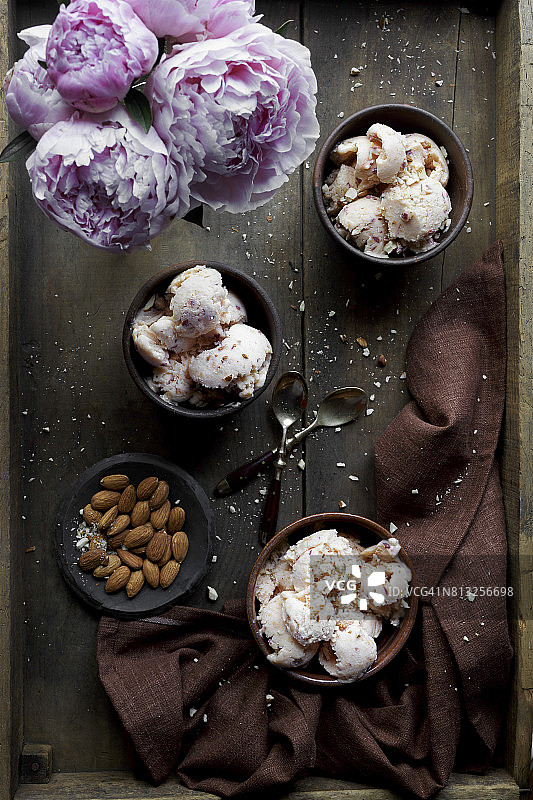 木托盘上的桃子冰淇淋图片素材