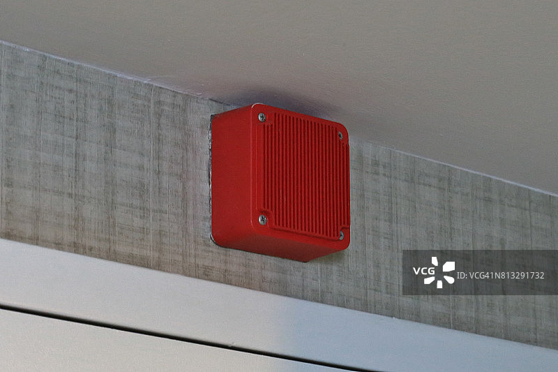 挂在墙上的红色警报器图片素材