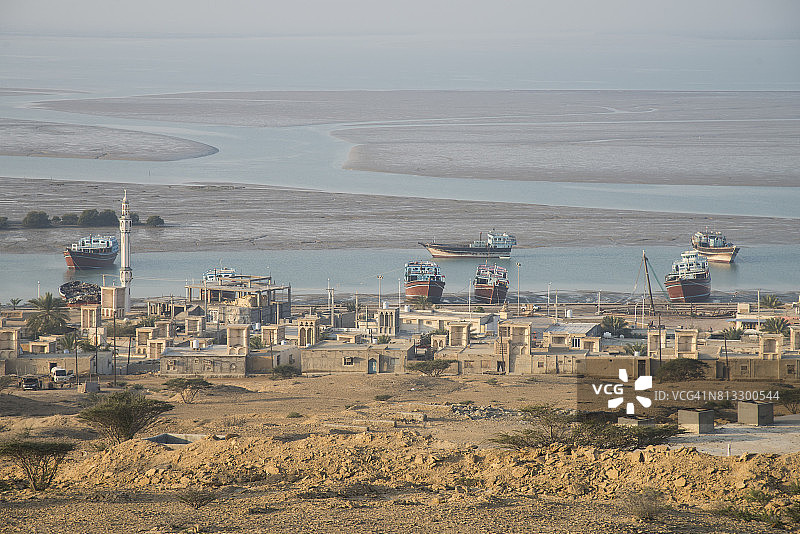 伊朗南部霍尔木兹甘省盖什姆岛的班达尔-拉夫特和大海，波斯湾图片素材