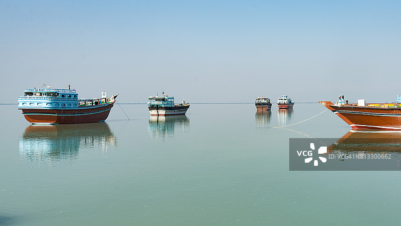 伊朗南部格什姆岛拉夫特港的船只图片素材