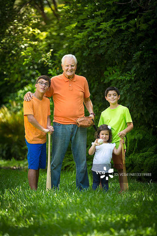 爷爷和孙子们一起玩棒球图片素材