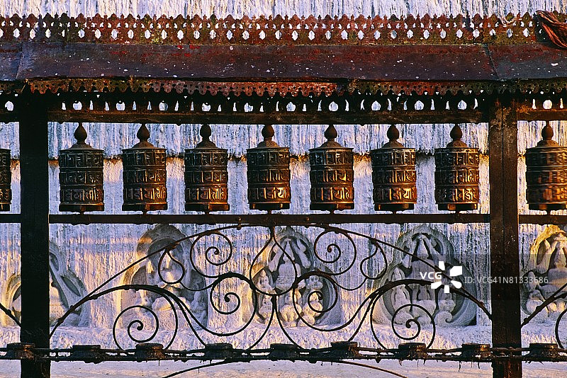 尼泊尔斯瓦扬布纳特寺的佛教转经筒图片素材