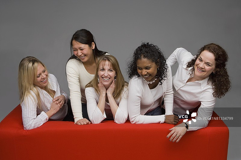 一群女性朋友图片素材