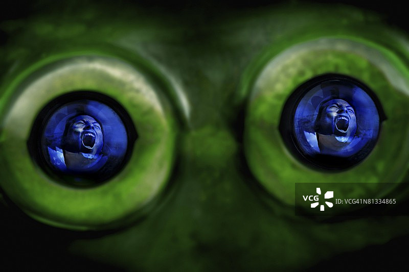 外星人眼中尖叫的人的倒影图片素材