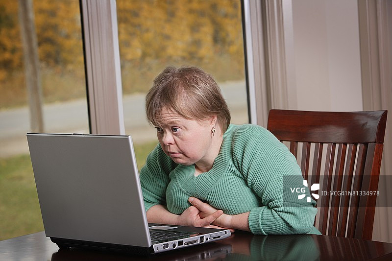 有笔记本电脑的女人图片素材