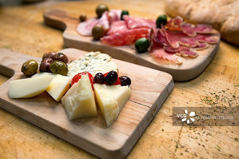 两盘火腿、萨拉米、意式薄切生火腿和奶酪图片素材