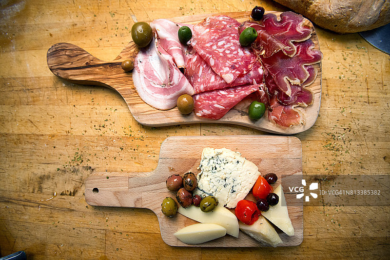 两盘火腿、萨拉米、意式薄切生火腿和奶酪图片素材