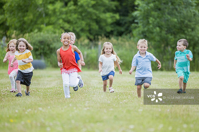 在户外玩耍的幼儿园儿童图片素材