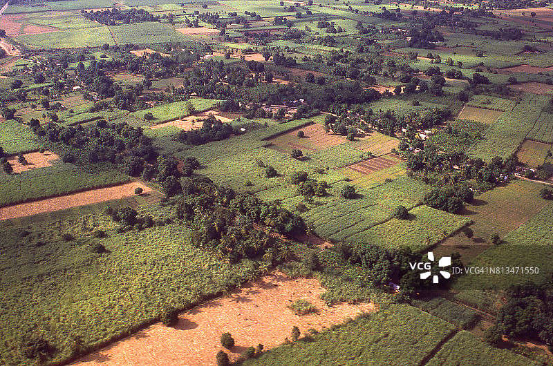 航拍海地圣马克以东阿尔蒂博尼特河沿岸的冲积土和甘蔗田图片素材