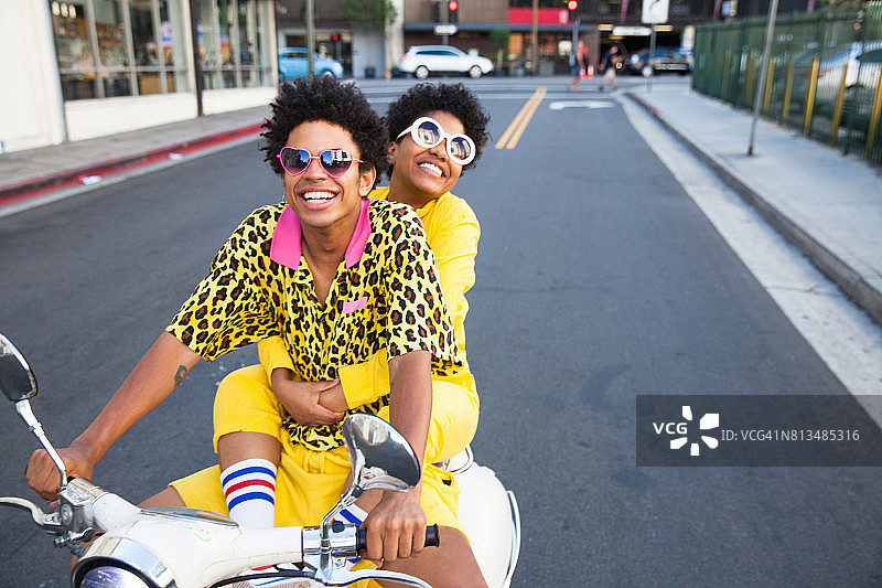 年轻夫妇骑着滑板车图片素材