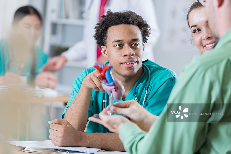 护理专业学生课上与教授交谈图片素材