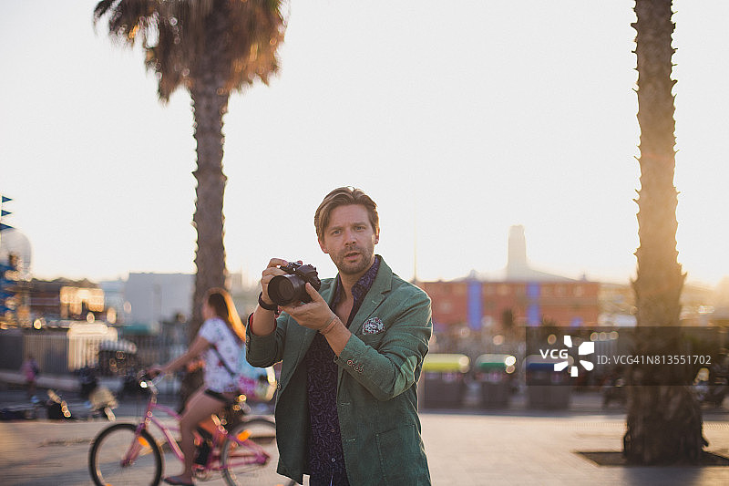 男人拍照图片素材