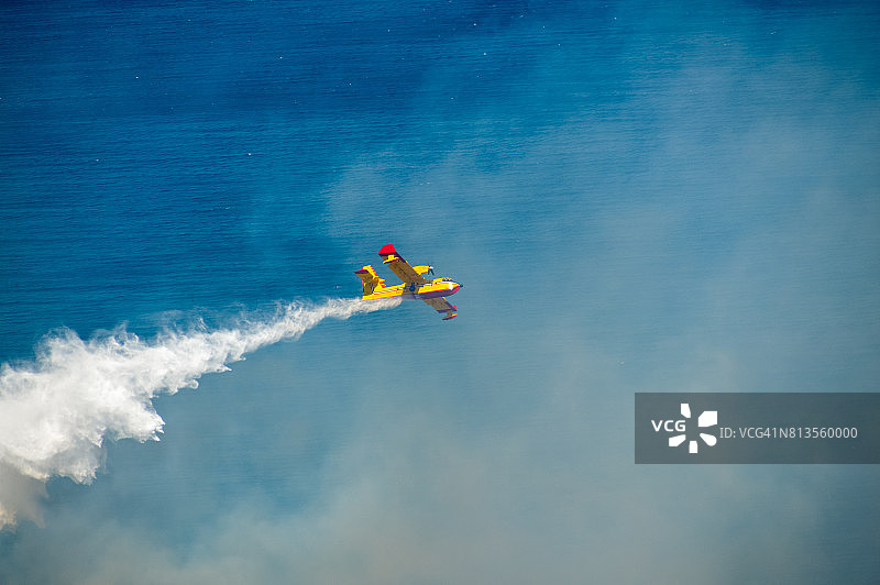 消防飞机灭火图片素材