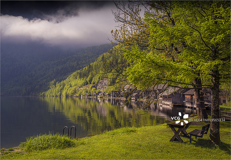 奥地利萨尔茨卡默古特山区哈尔施塔特湖和美丽的古老村庄景色图片素材