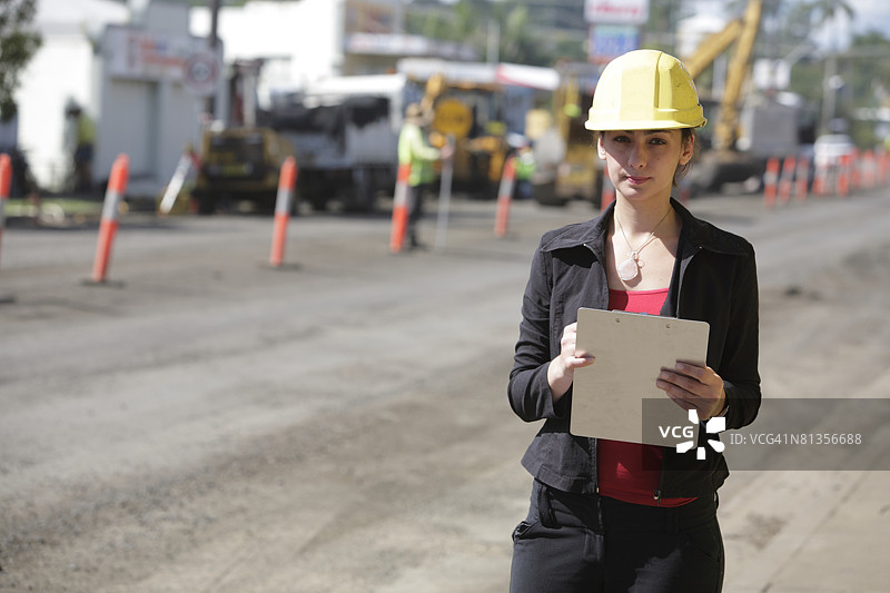 戴安全帽的女工程师图片素材