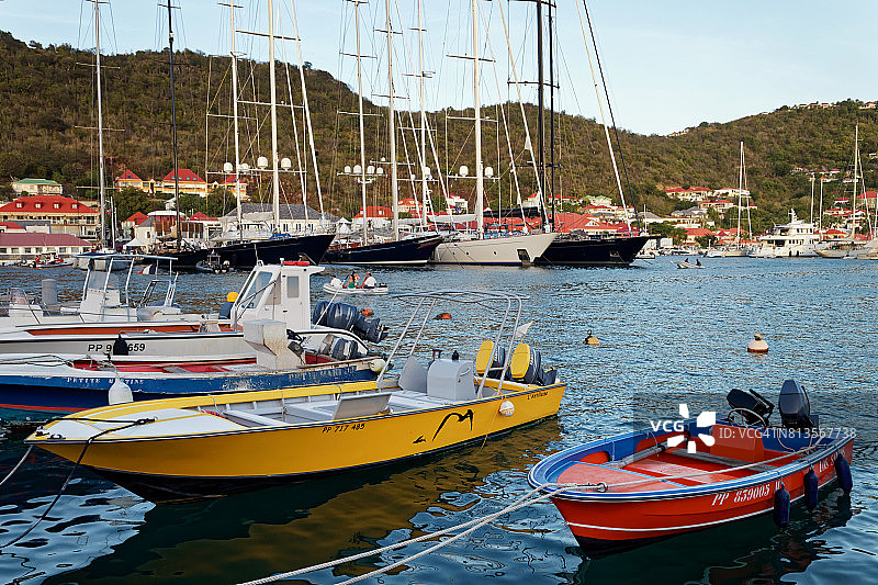 圣巴泰勒米岛古斯塔维亚的摩托艇和超级游艇图片素材