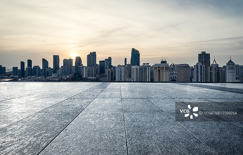 日出/日落时分，以上海城市为背景的空砖平台图片素材