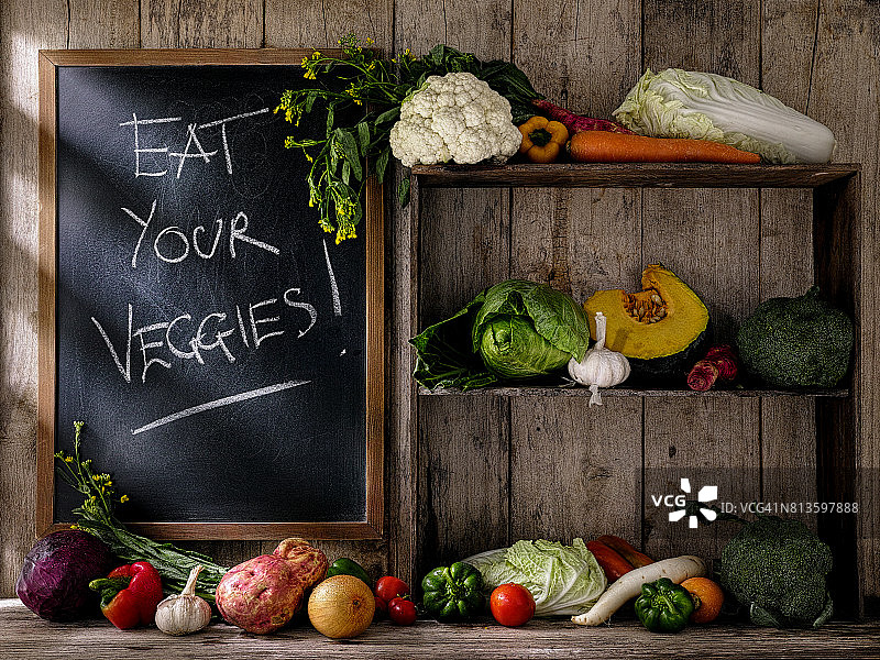 货架上的新鲜市场蔬菜图片素材