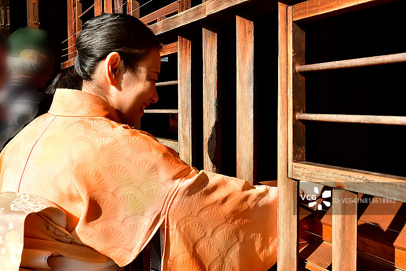 在京都东福寺穿着和服祈祷的日本女人图片素材