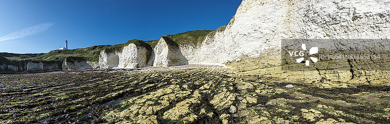 北约克郡弗兰伯勒灯塔下白垩悬崖图片素材