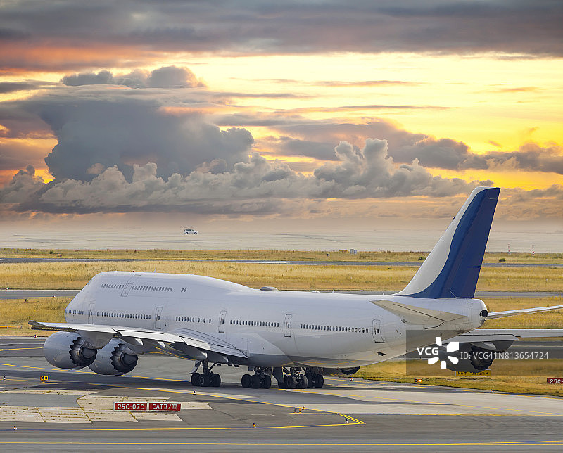 停在法兰克福机场跑道上准备起飞的飞机图片素材