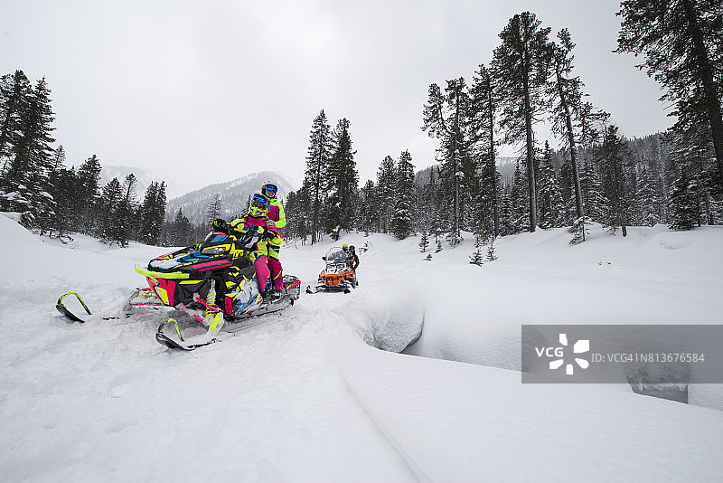 西伯利亚泰加森林的极限旅游图片素材