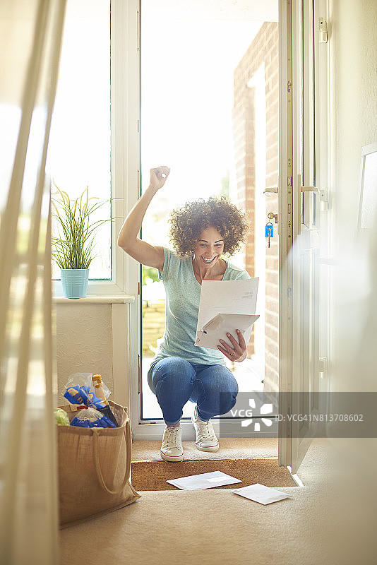 她得到了这份工作图片素材