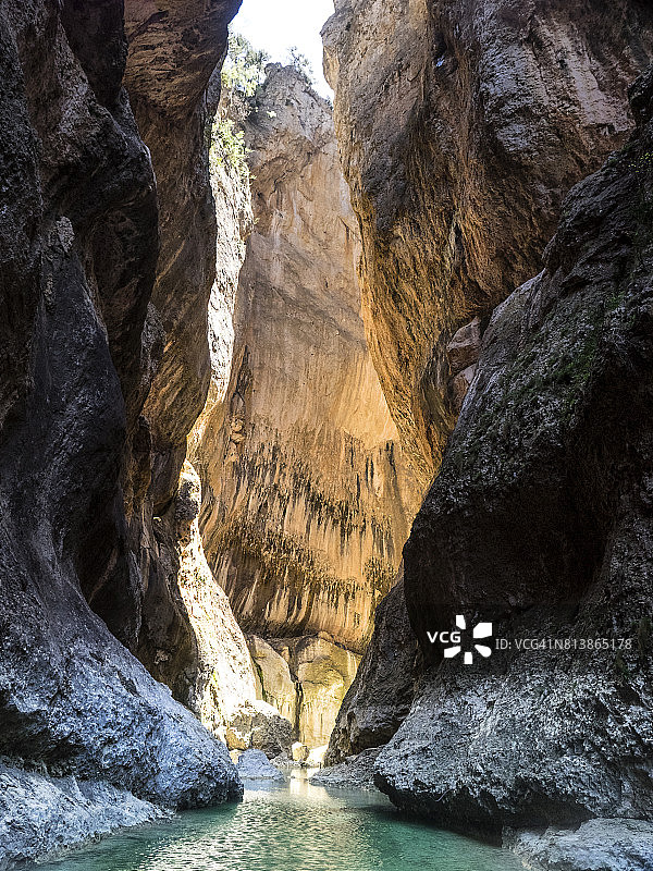 山间峡谷间的巨型岩石炮台，清澈的河流由此发源图片素材