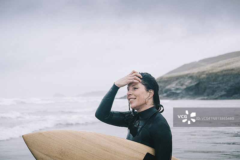 女冲浪者的自然人像，阴雨天，康沃尔图片素材