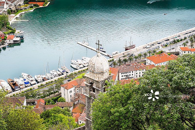 从洛夫琴山观看科托尔湾和老城区图片素材