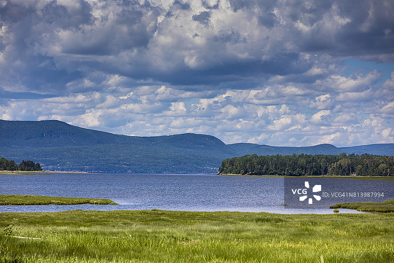 从加拿大42个国家公园和公园保护区之一的福里隆半岛海滩看到的景色，位于魁北克省加斯佩附近。图片素材